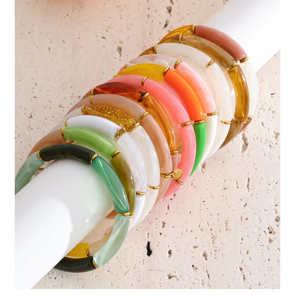 Resin acrylic geometric bracelet in gold-plated stainless steel with resin and acrylic.
