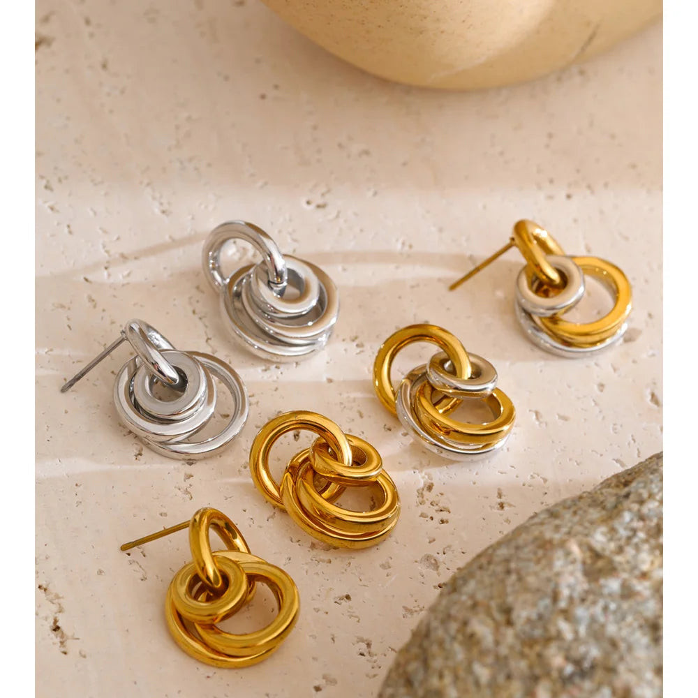Geometric earrings in gold-plated stainless steel.