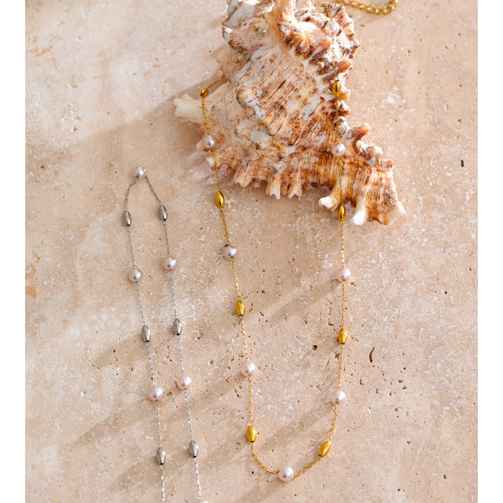 Pearl beaded geometric necklace in gold-plated stainless steel with pearl.