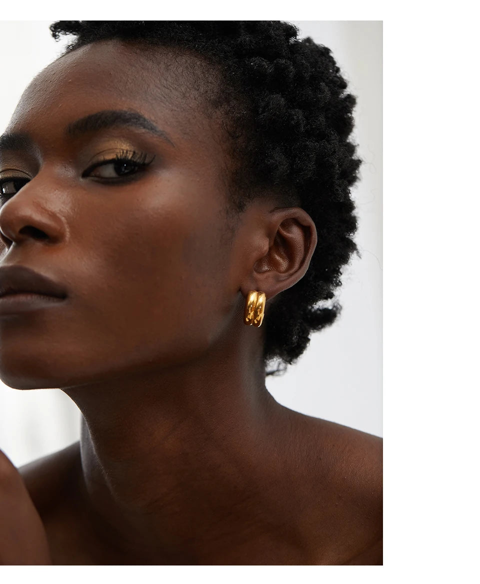 Minimalist geometric earrings in gold-plated stainless steel.