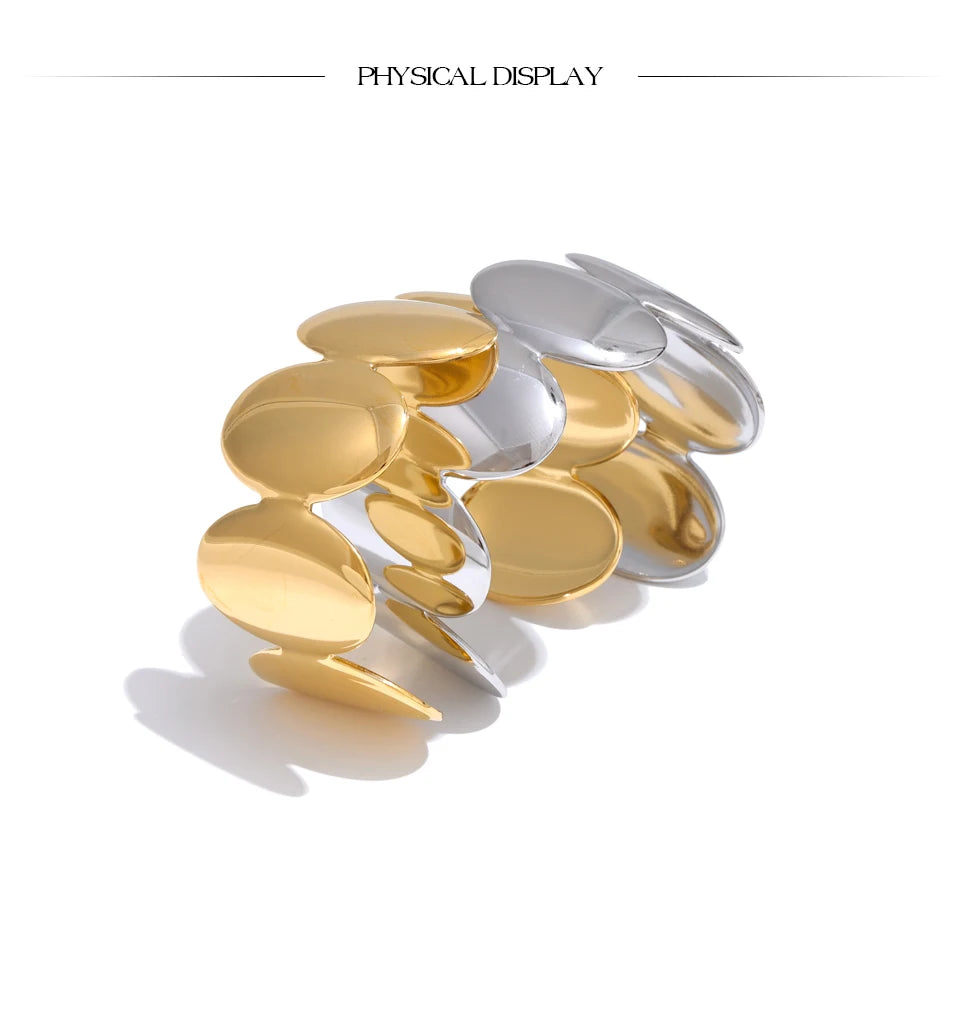 Geometric bracelet in gold-plated stainless steel.