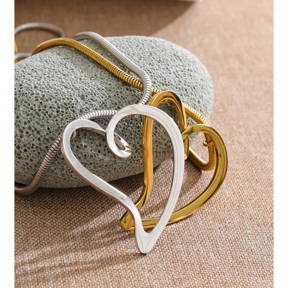 Heart necklace in gold-plated stainless steel.