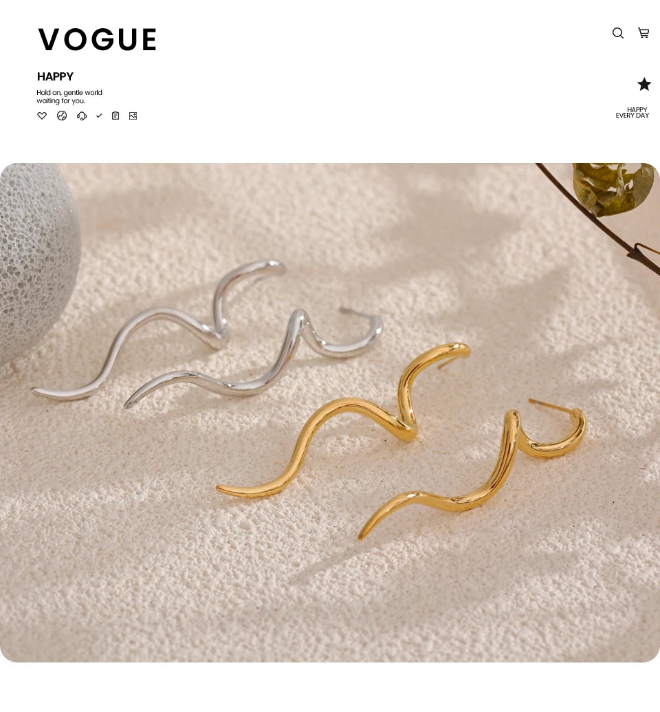 Minimalist geometric earrings in gold-plated stainless steel.