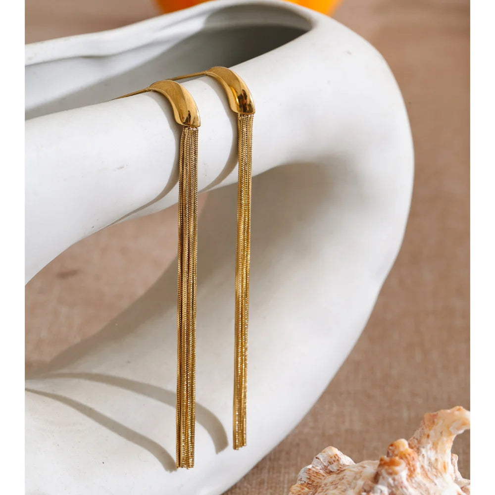 Geometric chain earrings in gold-plated stainless steel.