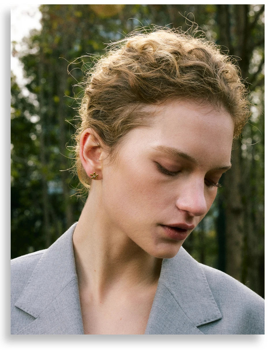 Cubic zirconia flower earrings in gold-plated stainless steel with cubic zirconia.