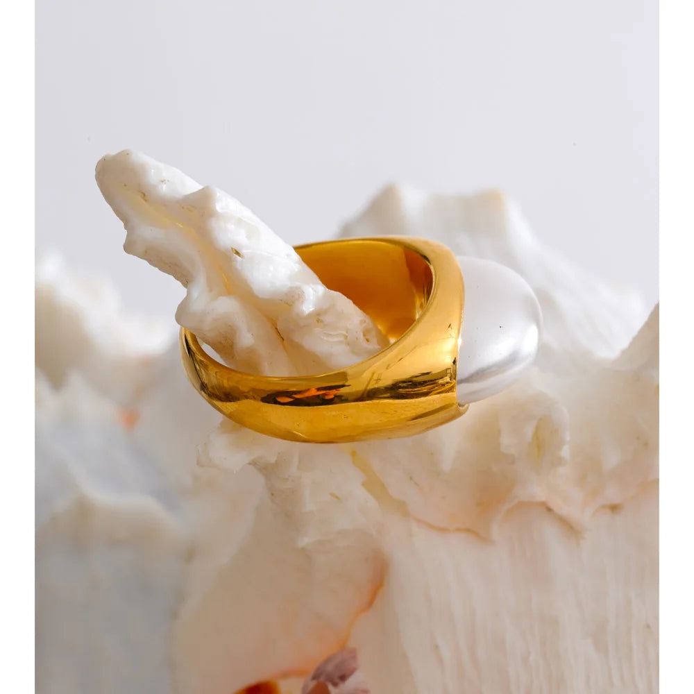 Pearl geometric ring in gold-plated stainless steel with pearl.