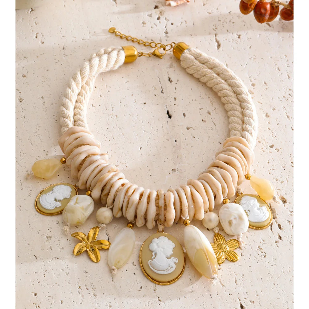 Resin flower geometric necklace in gold-plated stainless steel with resin.