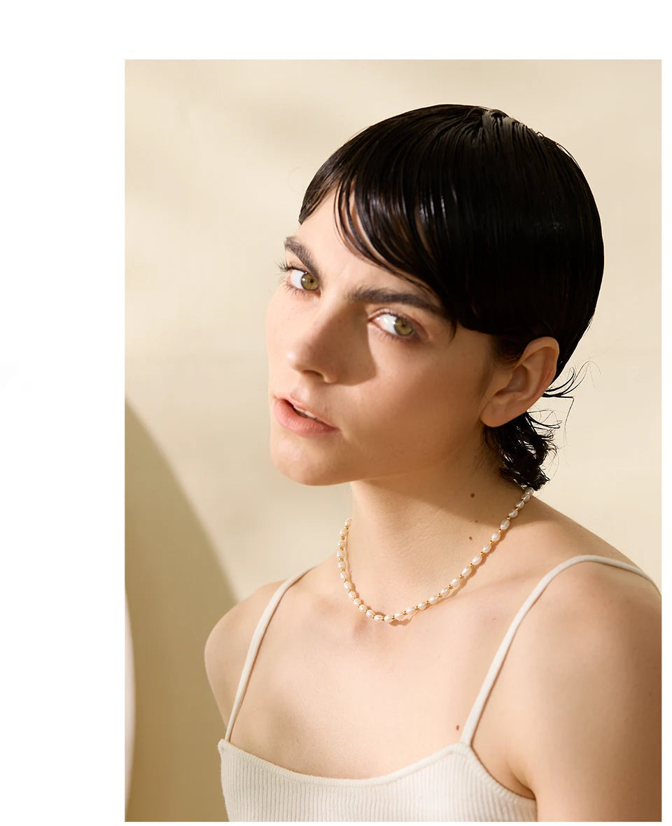 Freshwater pearl geometric necklace in gold-plated stainless steel with freshwater pearl.
