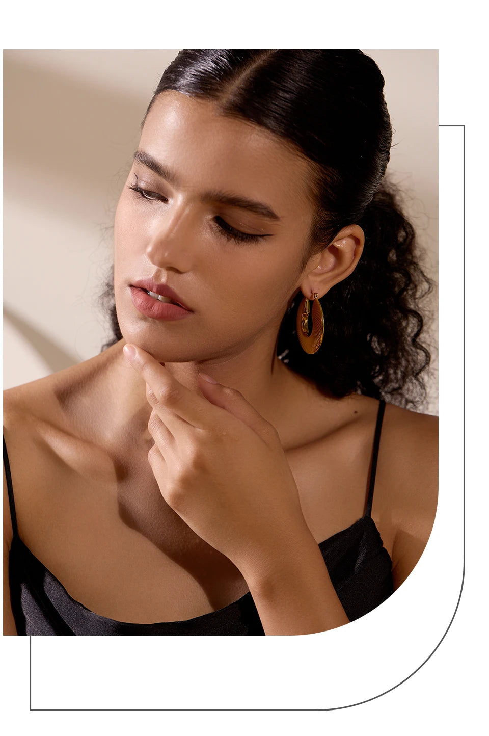 Minimalist geometric earrings in gold-plated stainless steel.
