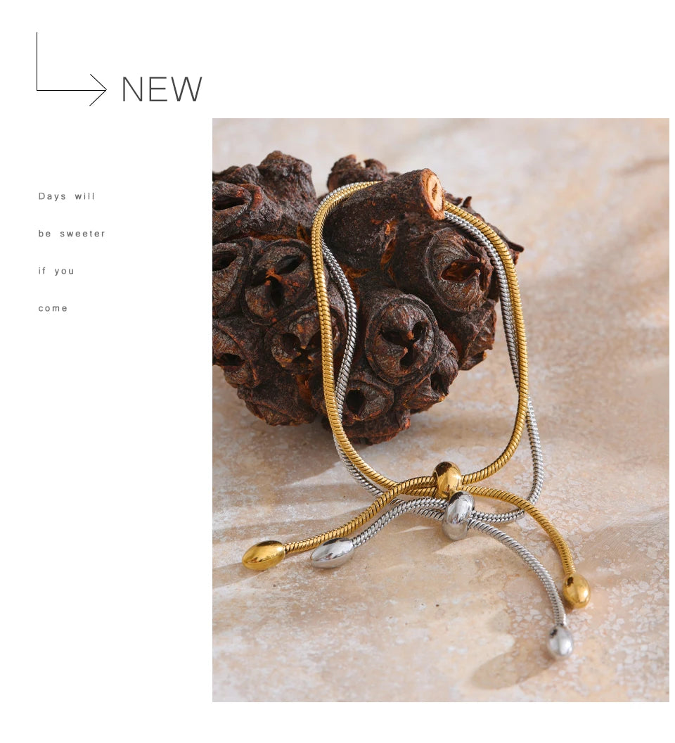 Geometric chain necklace in gold-plated stainless steel.