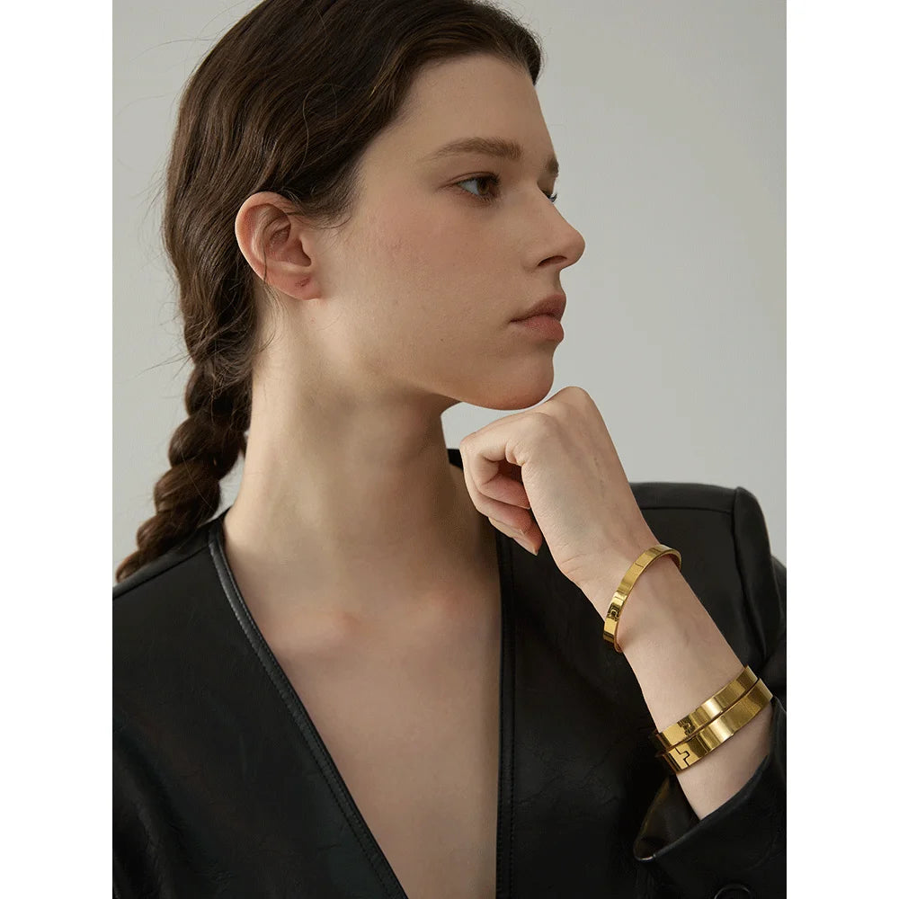 Geometric bracelet in gold-plated stainless steel.