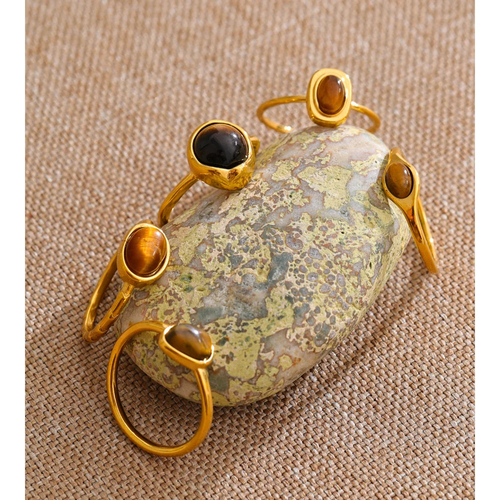 Natural stone geometric ring in 18K gold-plated stainless steel with natural stone.