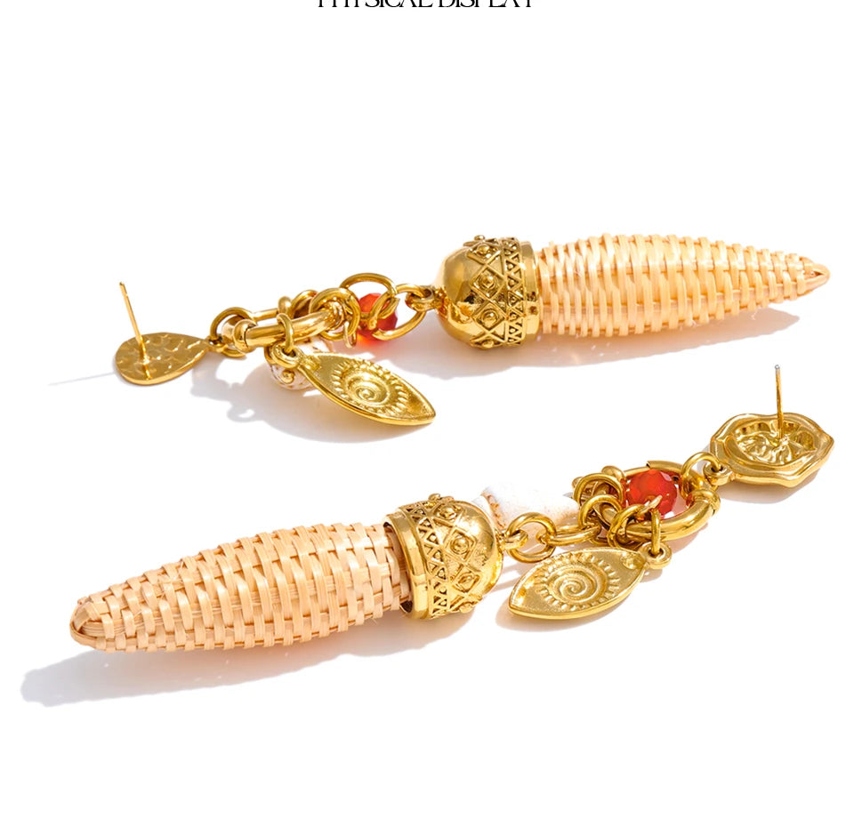 Geometric earrings in gold-plated stainless steel.