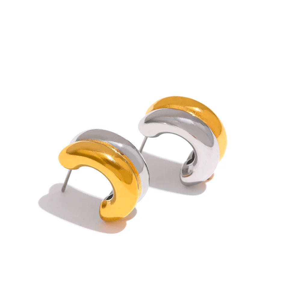Minimalist geometric earrings in gold-plated stainless steel.