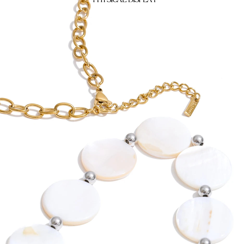 Shell geometric chain necklace in gold-plated stainless steel with shell.