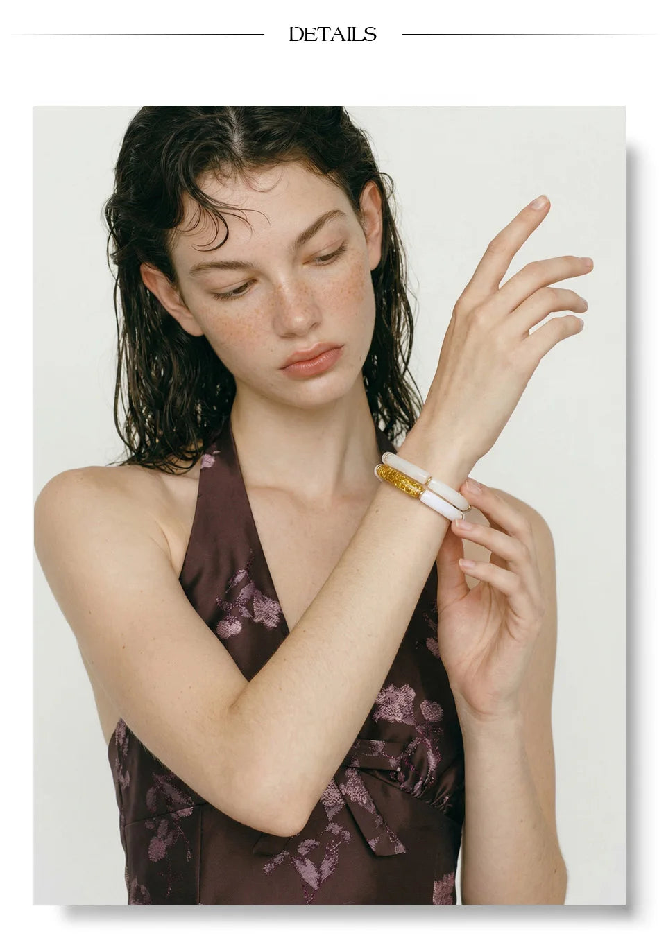Resin acrylic geometric bracelet in gold-plated stainless steel with resin and acrylic.