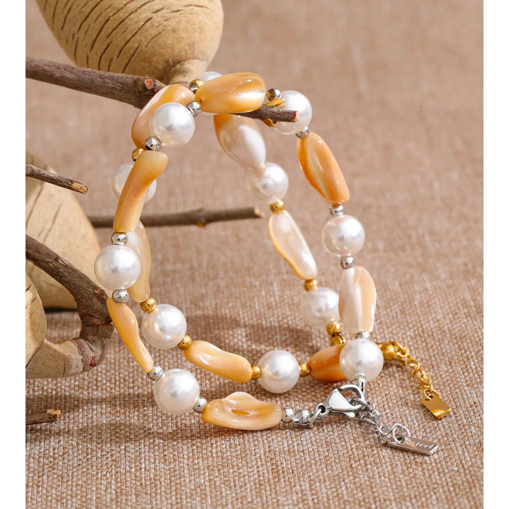 Pearl resin beaded necklace in gold-plated stainless steel with pearl and resin.