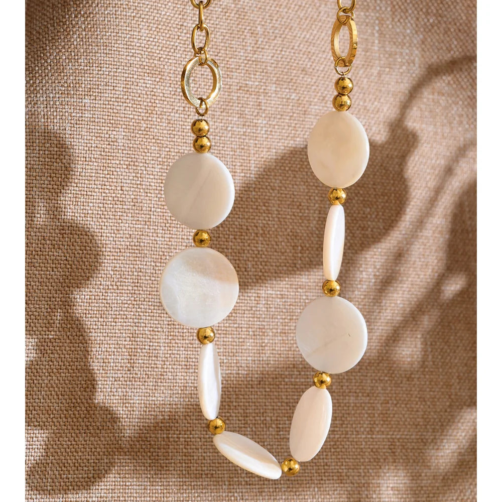 Shell geometric chain necklace in gold-plated stainless steel with shell.