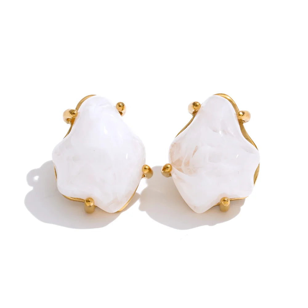 Black resin acrylic earrings in gold-plated stainless steel with resin and acrylic.