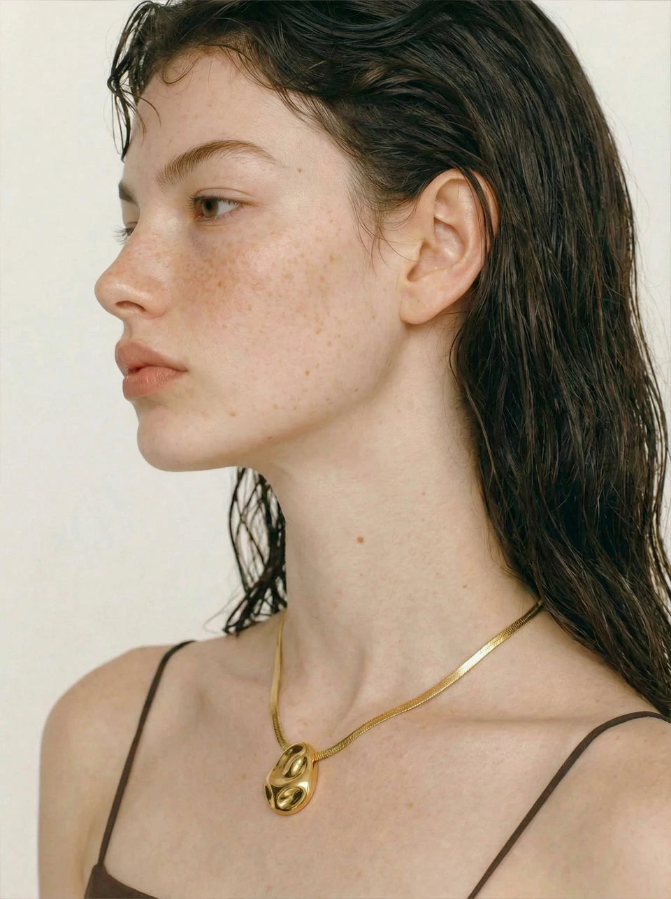 Hammered geometric necklace in gold-plated stainless steel.