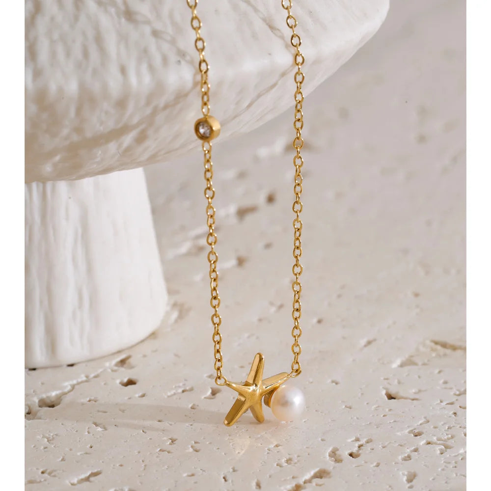 Freshwater pearl star geometric necklace in gold-plated stainless steel with freshwater pearl.