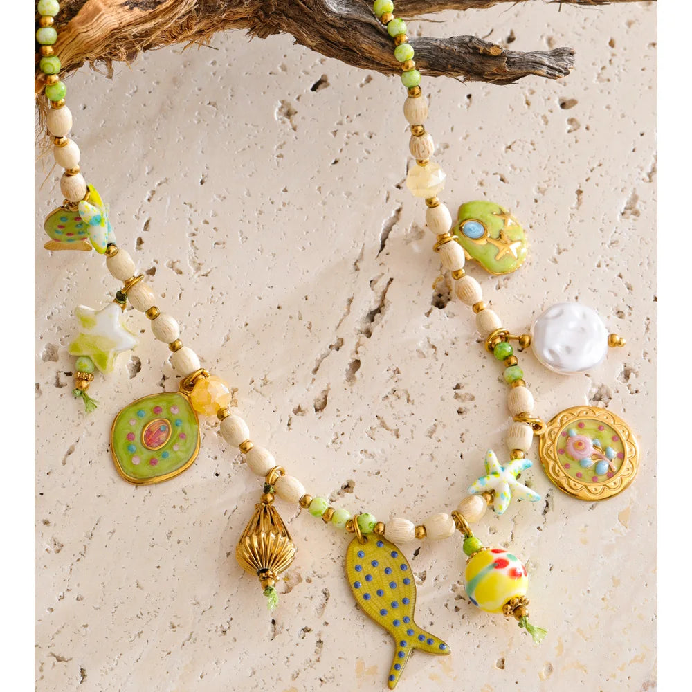 Resin star geometric necklace in gold-plated stainless steel with resin.