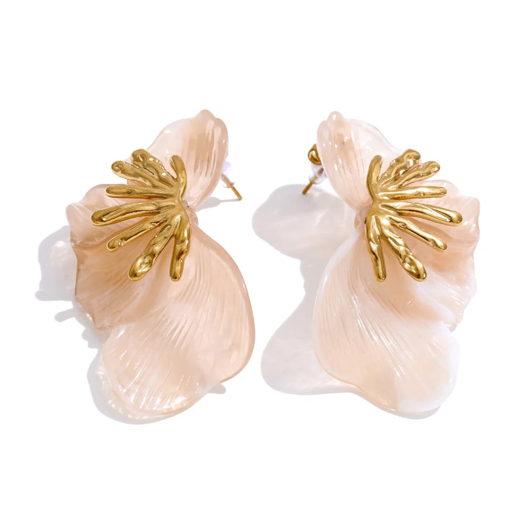 Resin acrylic flower earrings in gold-plated stainless steel with resin and acrylic.