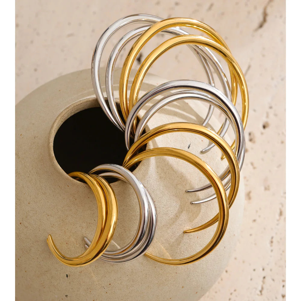 Geometric earrings in gold-plated stainless steel.