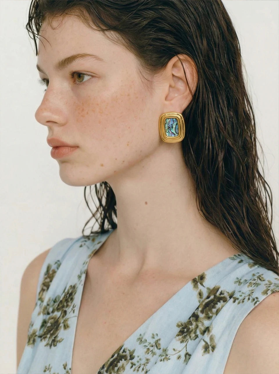 Shell geometric earrings in gold-plated stainless steel with shell.