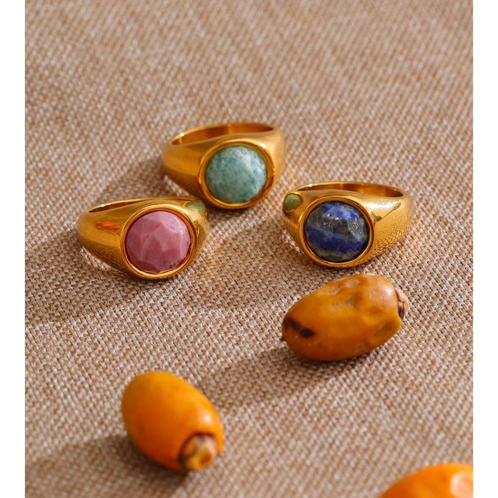 Natural stone geometric ring in 18K gold-plated stainless steel with natural stone.