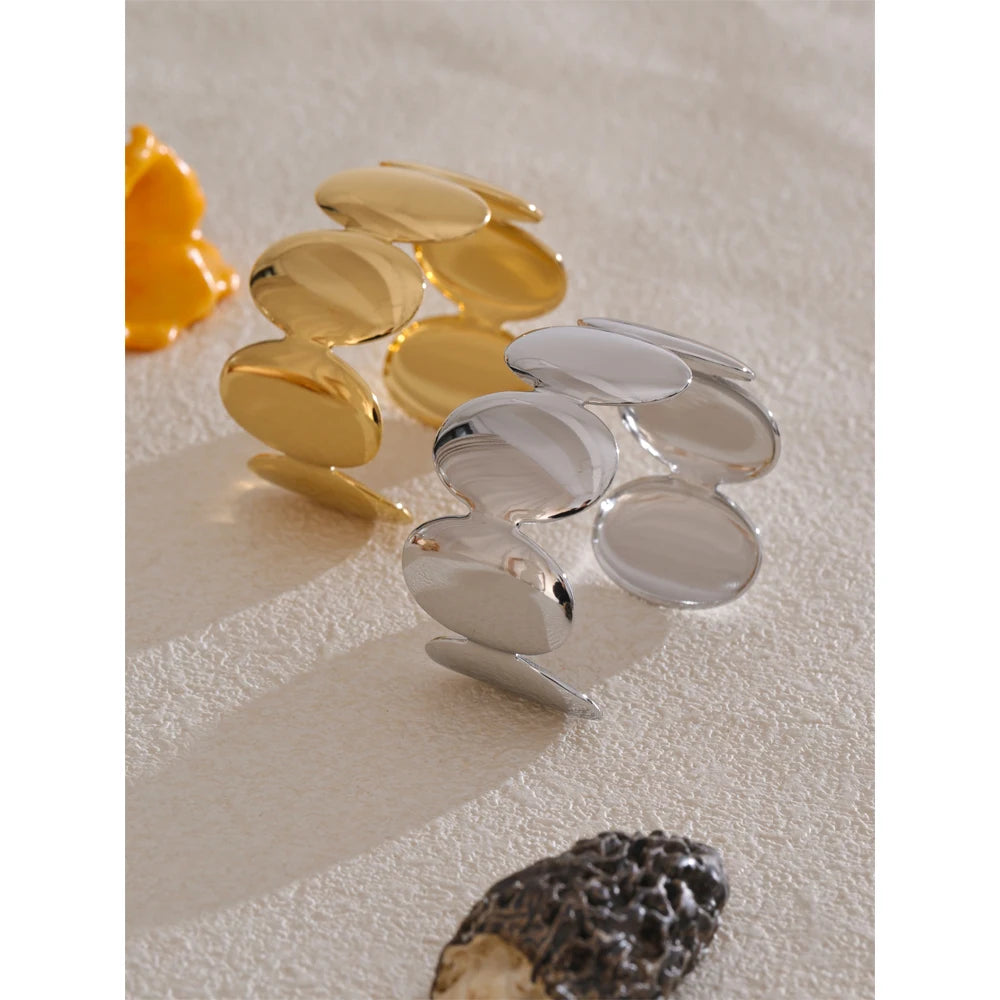 Geometric bracelet in gold-plated stainless steel.