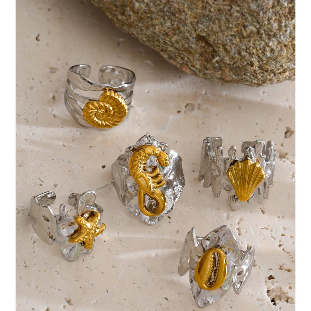Shell star geometric ring in 18K gold-plated stainless steel with shell.