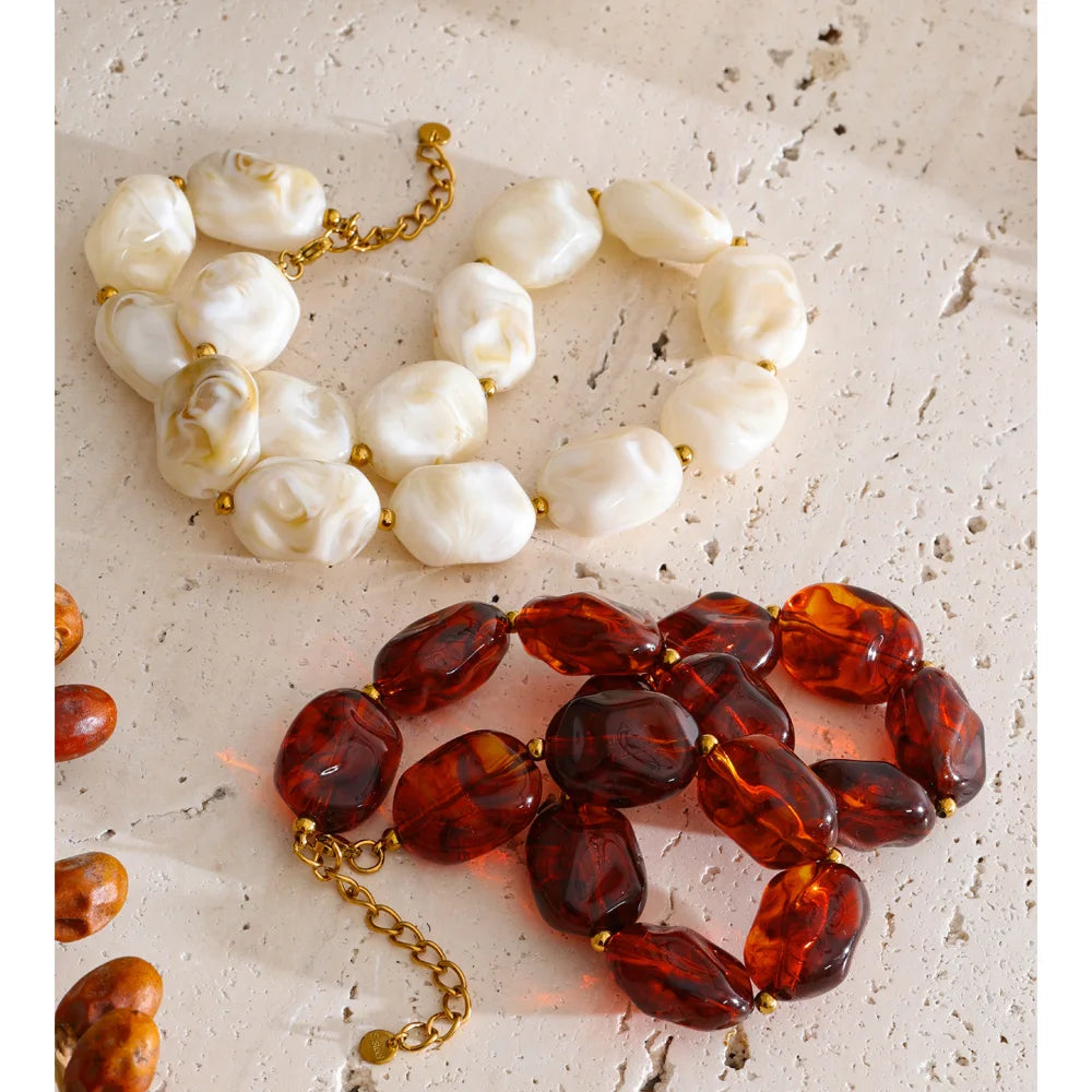Amber resin acrylic necklace in gold-plated stainless steel with resin and acrylic.