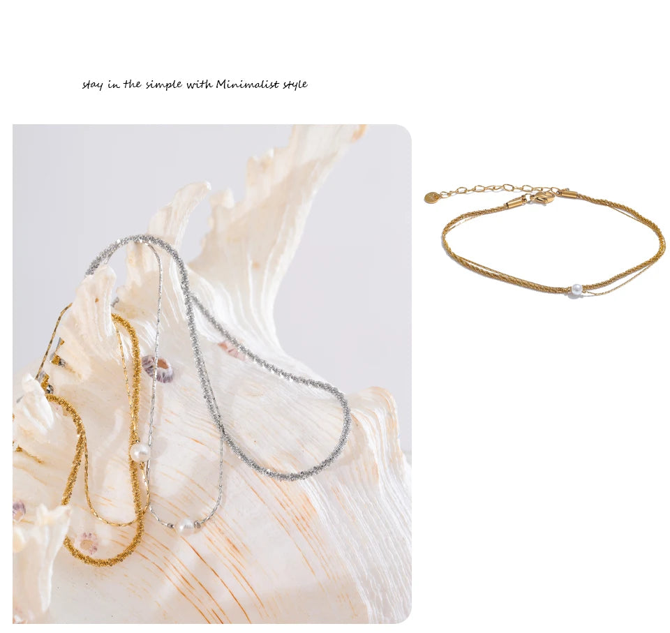 Pearl geometric chain necklace in gold-plated stainless steel with pearl.