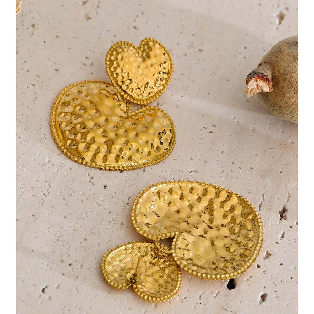Heart earrings in gold-plated stainless steel.