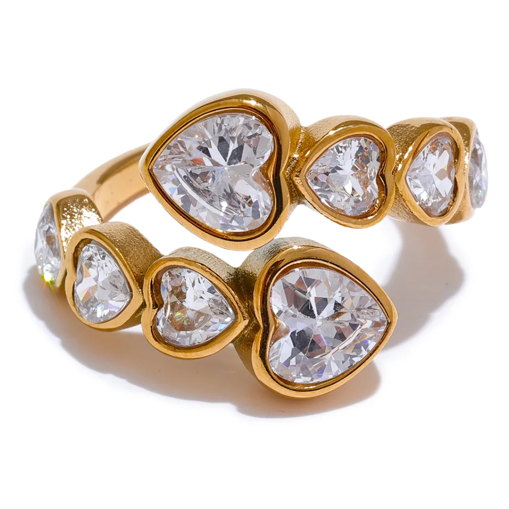 Cubic zirconia heart ring in 18K gold-plated stainless steel with cubic zirconia.