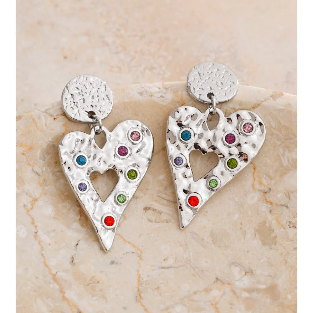 Cubic zirconia heart hammered earrings in gold-plated stainless steel with cubic zirconia.