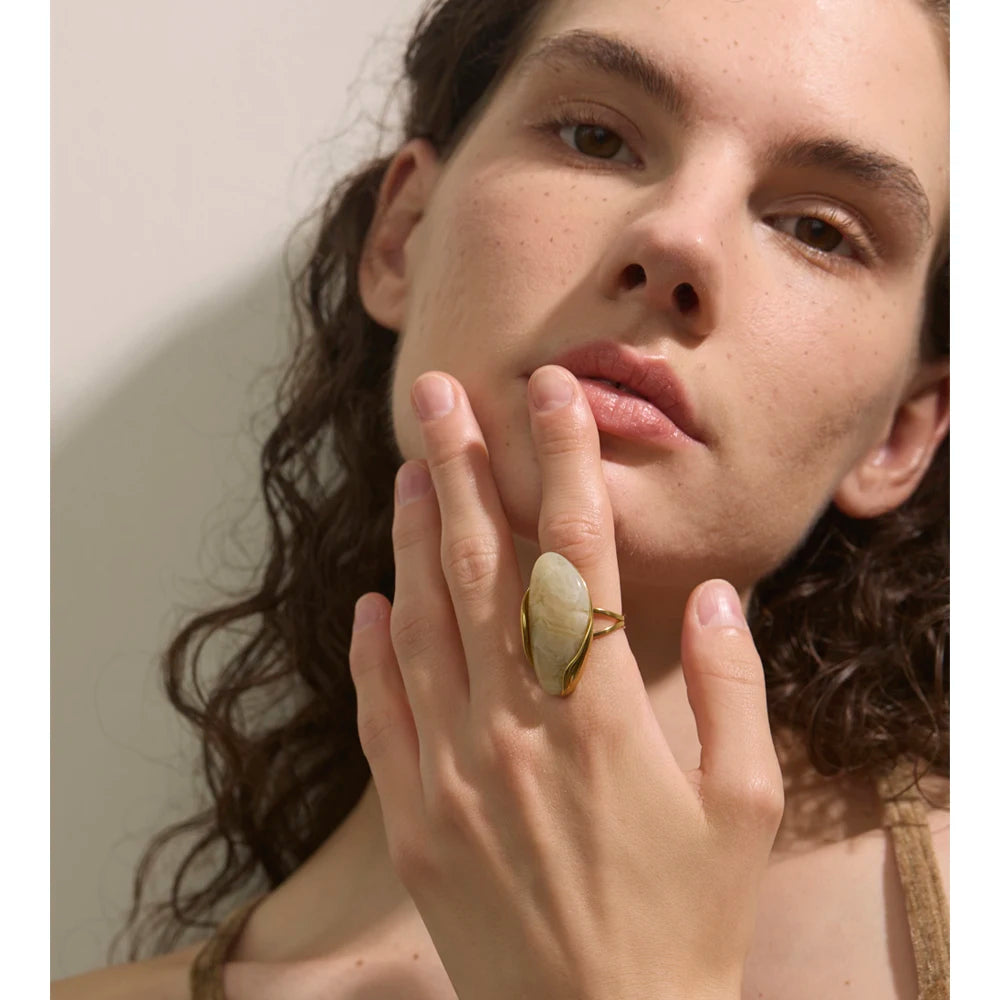 Green resin geometric ring in 18K gold-plated stainless steel with resin.