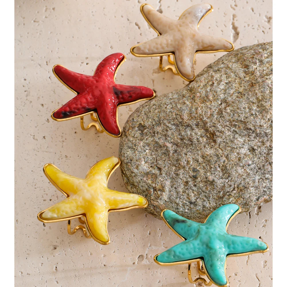 Resin acrylic star ring in 18K gold-plated stainless steel with resin and acrylic.