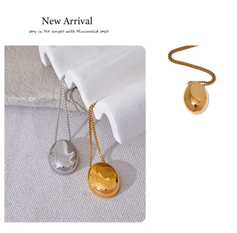 Minimalist geometric chain necklace in gold-plated 316L stainless steel.