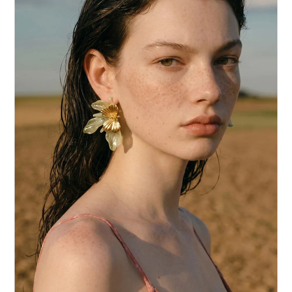 Resin acrylic earrings in gold-plated stainless steel with resin and acrylic.