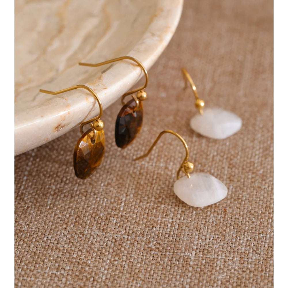 Natural stone geometric earrings in gold-plated stainless steel with natural stone.