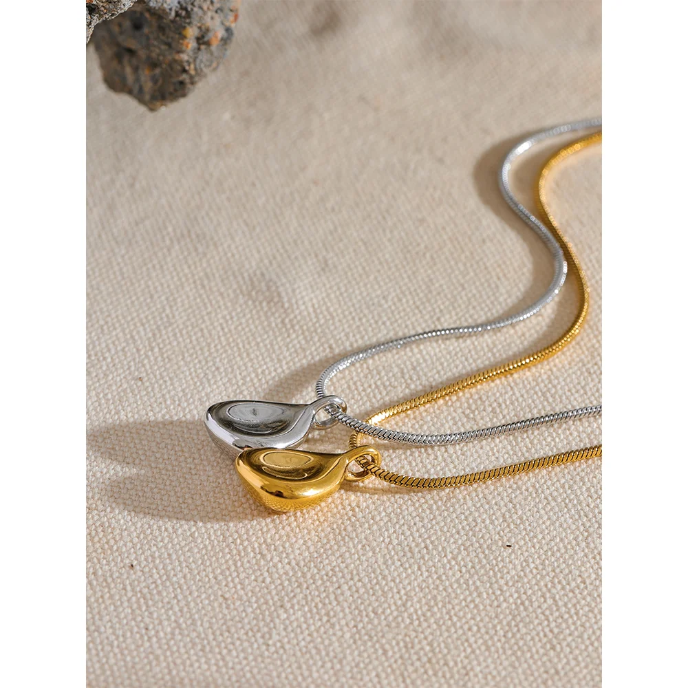 Geometric necklace in gold-plated 316L stainless steel.