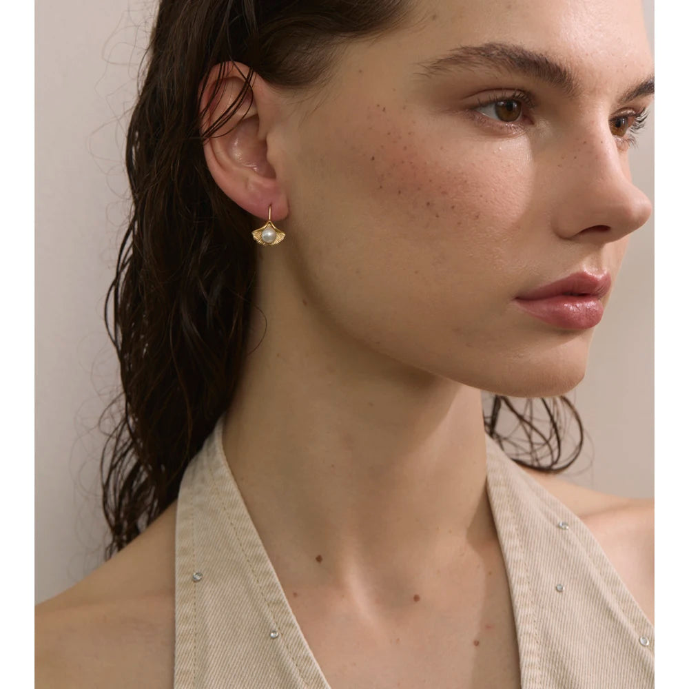 Pearl earrings in gold-plated stainless steel with pearl.