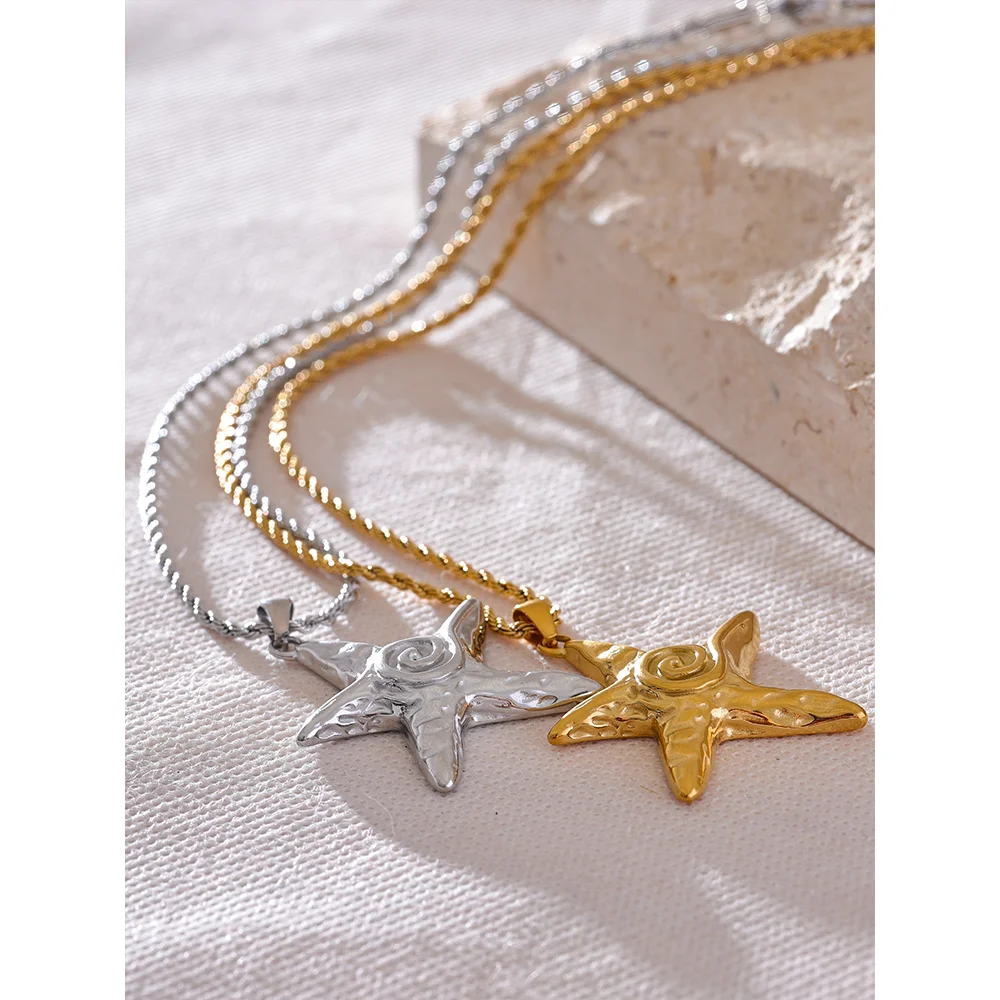 Star necklace in gold-plated 316L stainless steel.