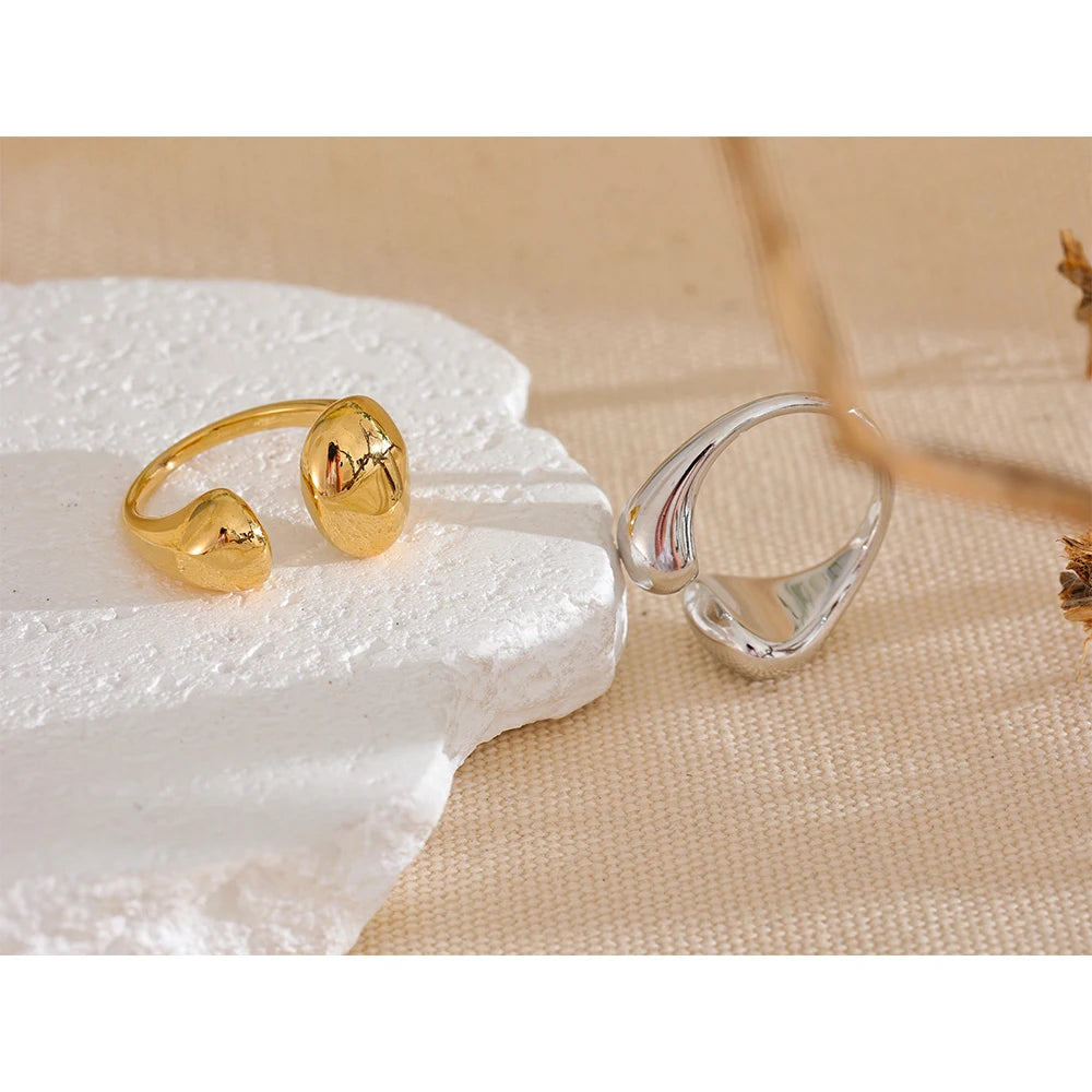 Minimalist geometric ring in gold-plated stainless steel.