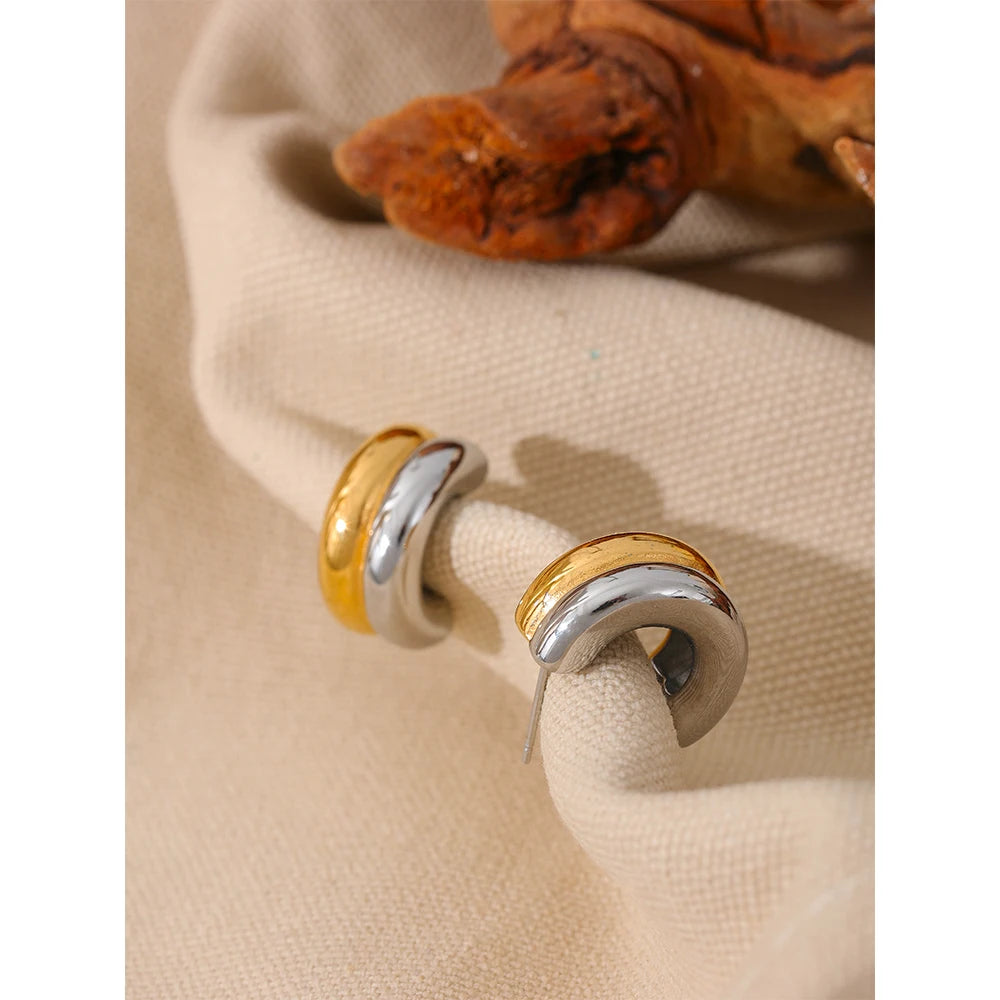 Minimalist geometric earrings in gold-plated stainless steel.