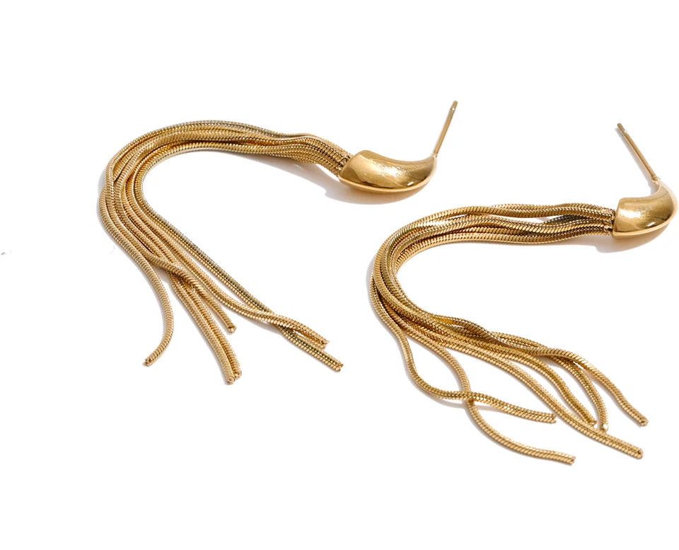 Geometric chain earrings in gold-plated stainless steel.