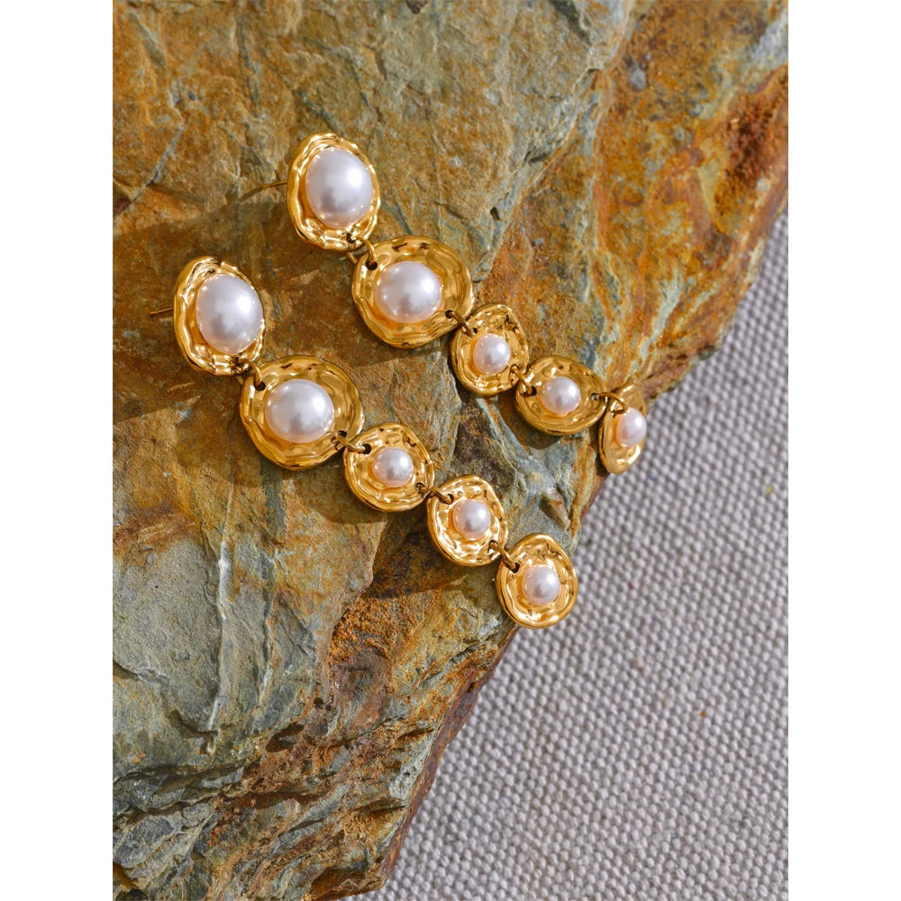 Pearl geometric earrings in gold-plated stainless steel with pearl.