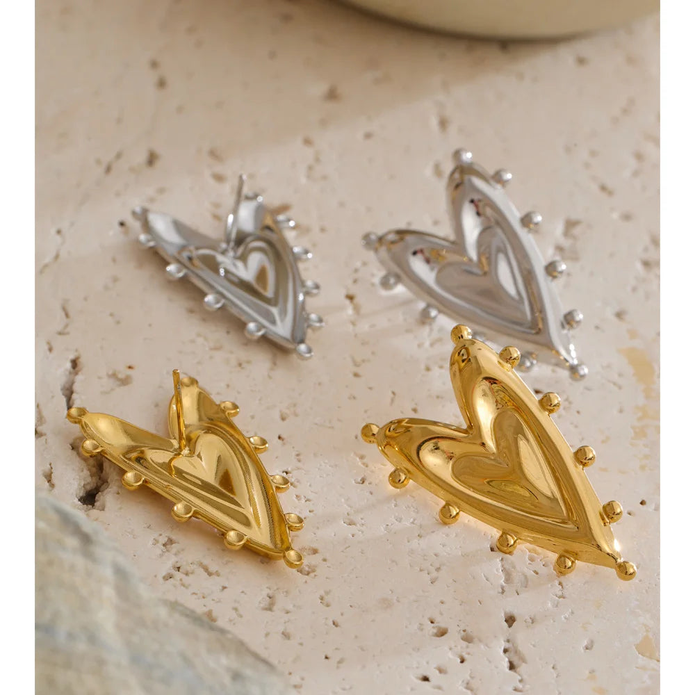 Heart earrings in gold-plated stainless steel.